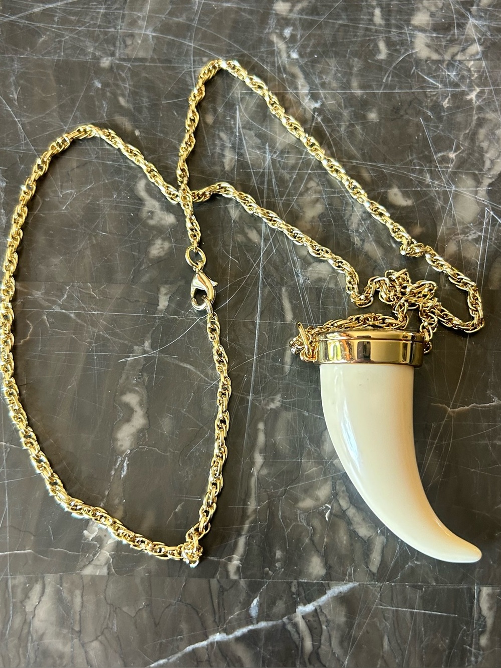 Estee Lauder Pleasures Charming Horn Solid Perfume Necklace Long Chain Gold Tone